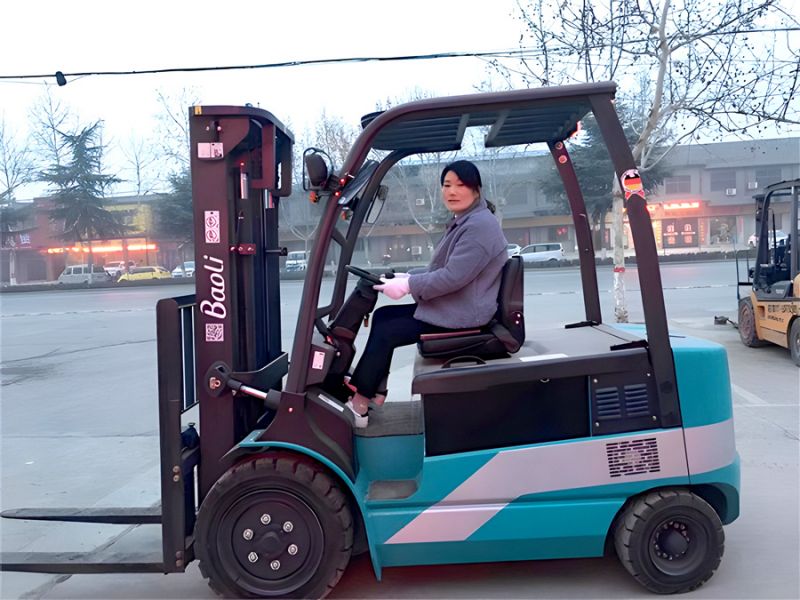 電動(dòng)叉車夏季使用注意事項(xiàng)